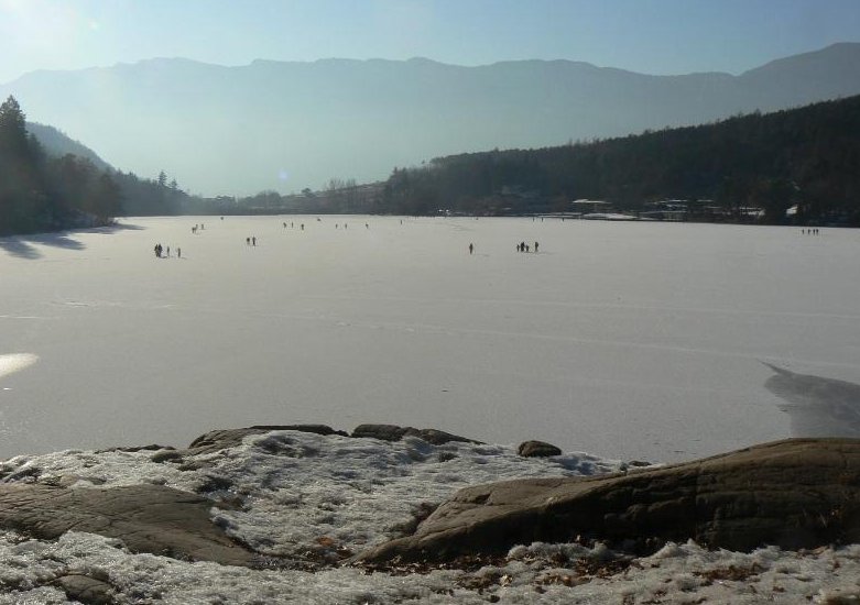 Der zugefrorene Große Montiggler See